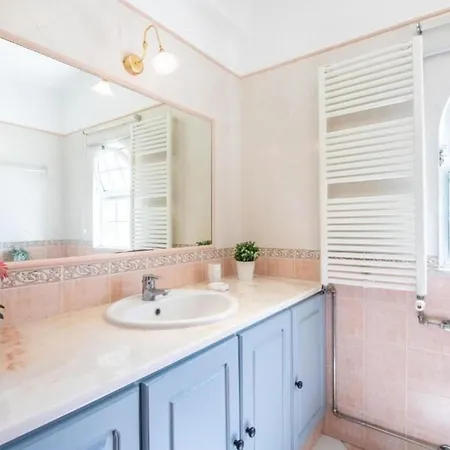Charmante Mit 4 Schlafzimmer, Wlan Und Zentralheizung Santa Barbara de Nexe